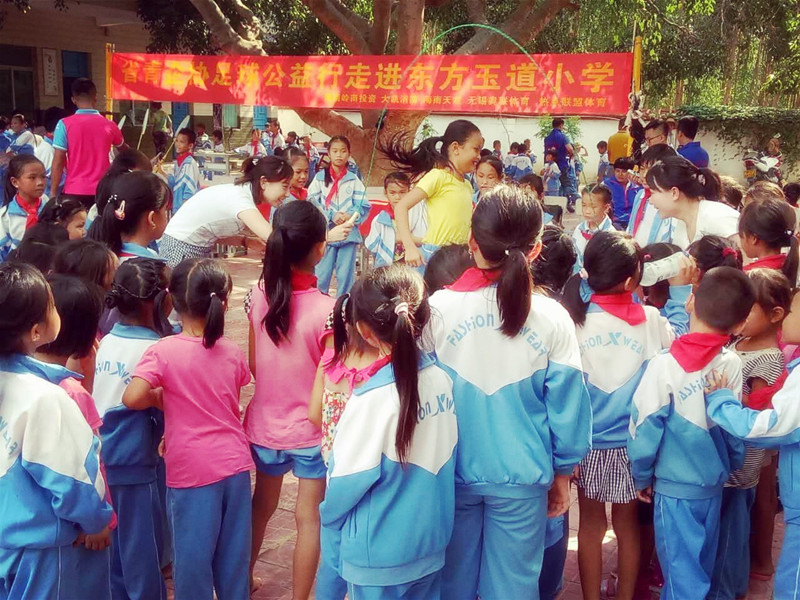 我司携手青企足球公益走进东方玉道小学